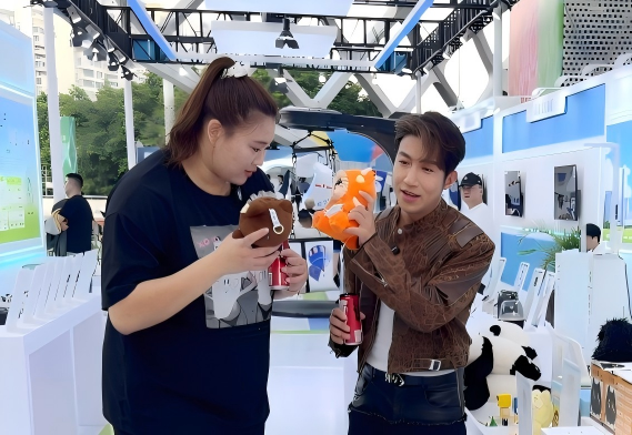 女篮明星刘禹彤、歌星梁山山为隼眼小聪AI玩偶打call：“好可爱！”