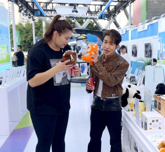 女篮明星刘禹彤、歌星梁山山为隼眼小聪AI玩偶打call：“好可爱！”