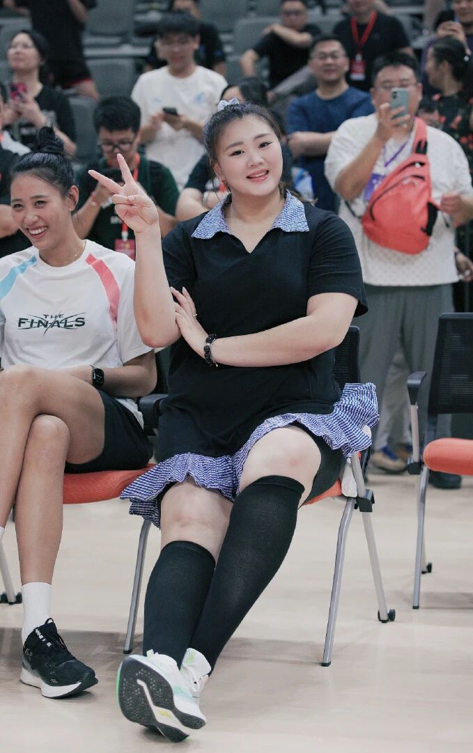 女篮明星刘禹彤、歌星梁山山为隼眼小聪AI玩偶打call：“好可爱！”