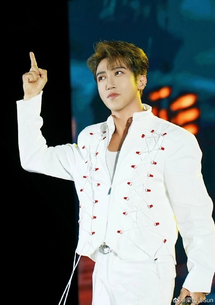 女篮明星刘禹彤、歌星梁山山为隼眼小聪AI玩偶打call：“好可爱！”